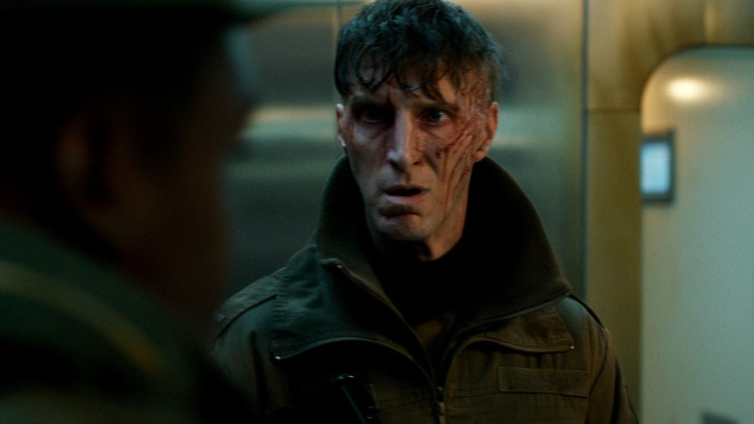 Le lieutenant Robert Akers, le visage griffé, en veste militaire.