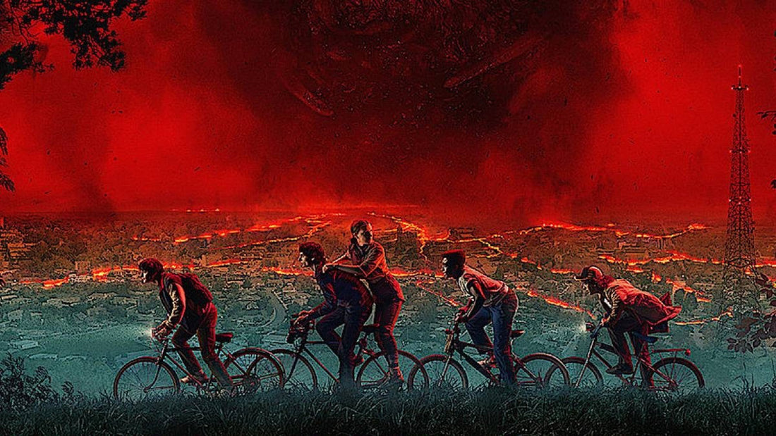 Illustration : quatre vélos lancés de profil, un passager debout à l’arrière, sous le ciel rouge de Hawkins