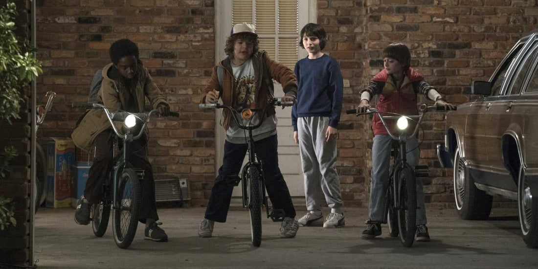 Trois enfants à vélo entourent un garçon en sweat bleu : qui est le personnage principal de Stranger Things ?