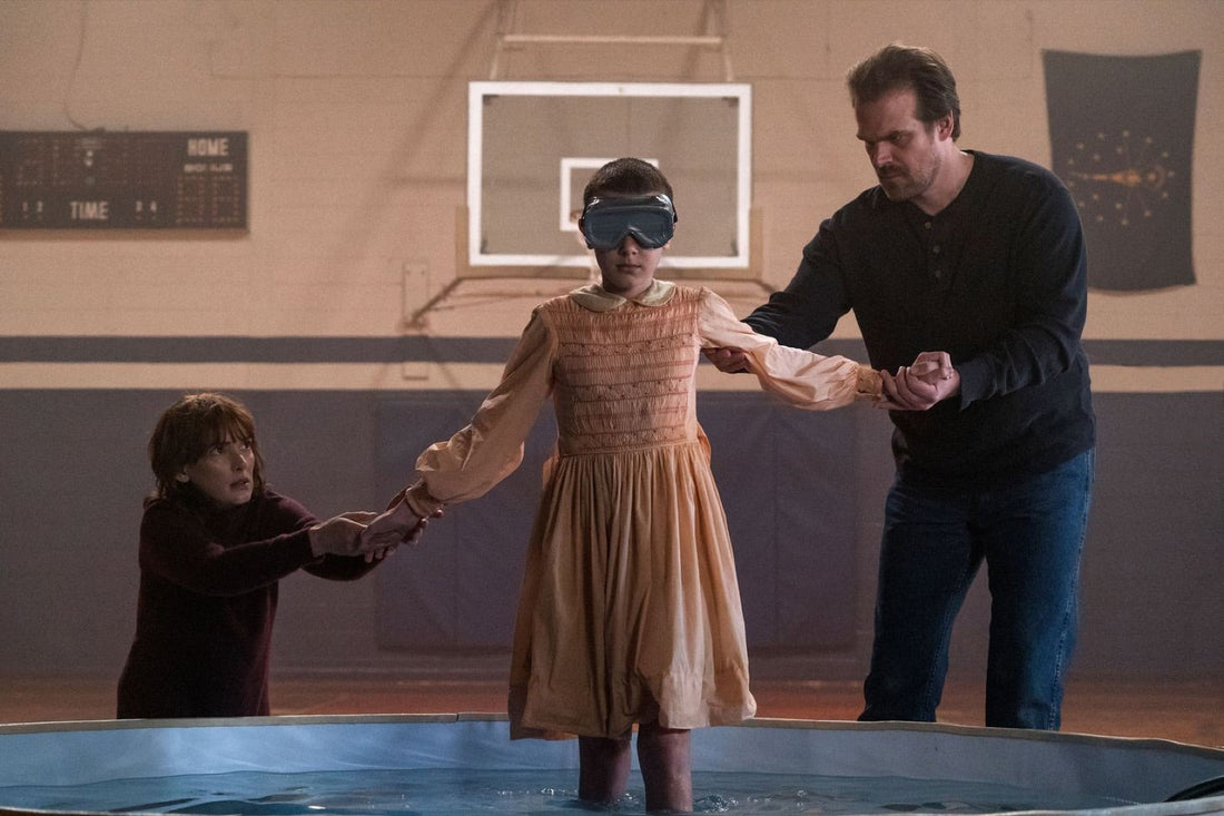 Le bassin de privation sensorielle monté dans le gymnase du collège, épisode 7 de la saison 1 de Stranger Things