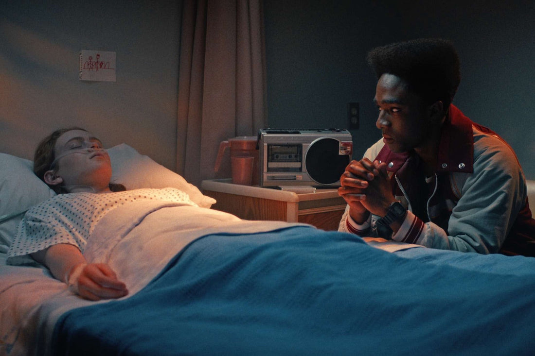 Un lecteur de cassettes sur la table de nuit, près du lit, dans Stranger Things