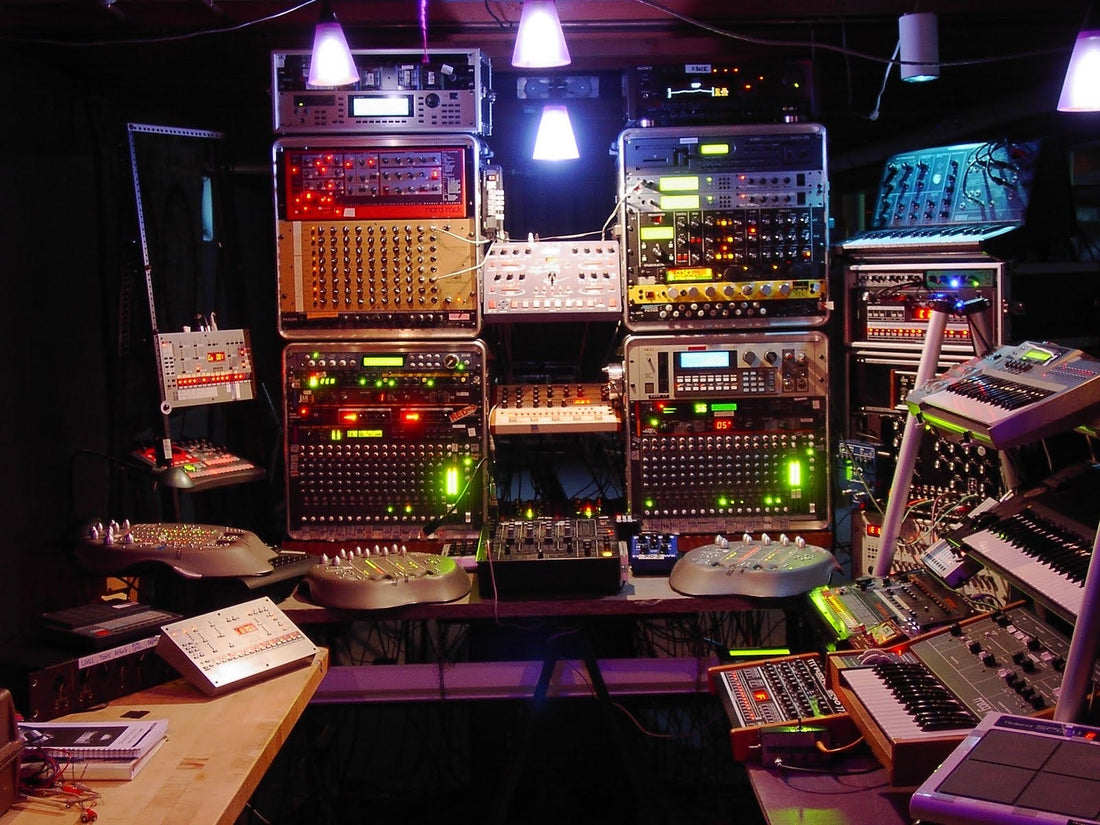 Synthétiseurs analogiques dans une pièce sombre, câbles et diodes