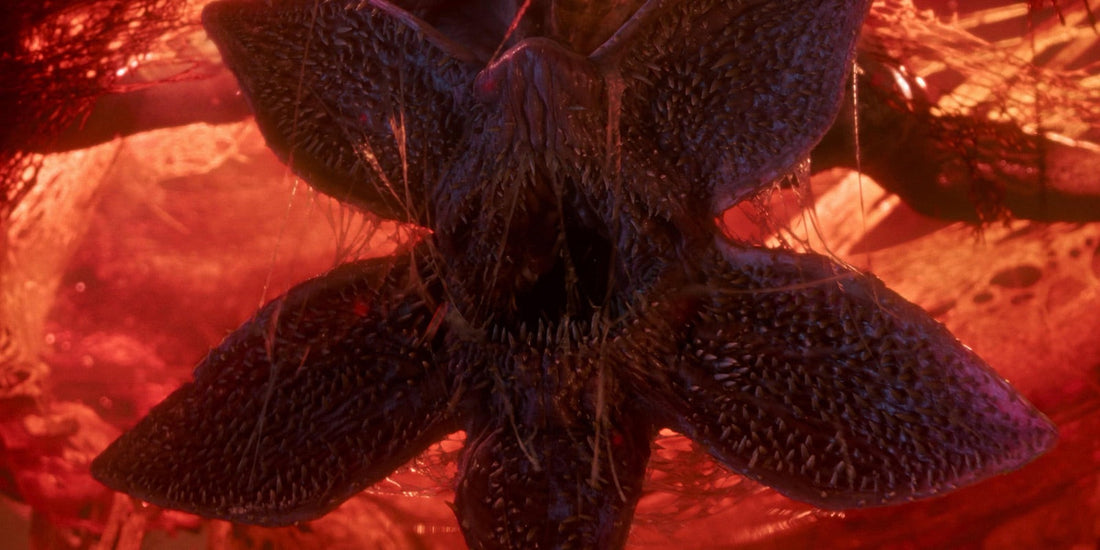 Le Demogorgon, gueule ouverte en corolle, sous une lumière rouge