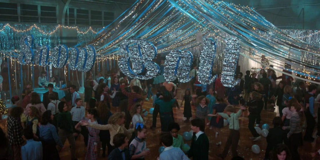Stranger Things 1984 : gymnase du bal d'hiver, guirlandes et élèves
