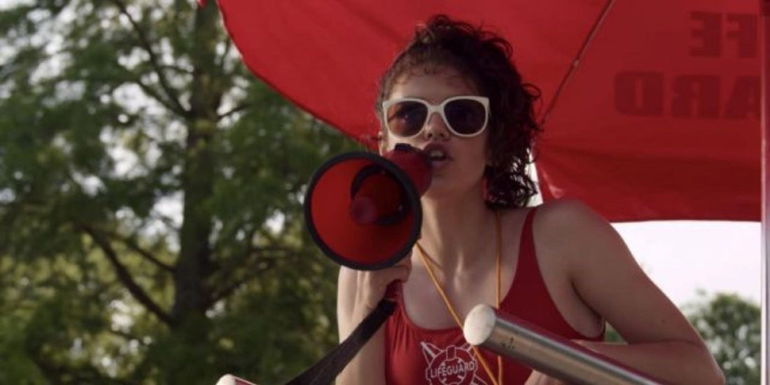 Heather Holloway, maître-nageuse, parle dans un mégaphone au bord de la piscine.