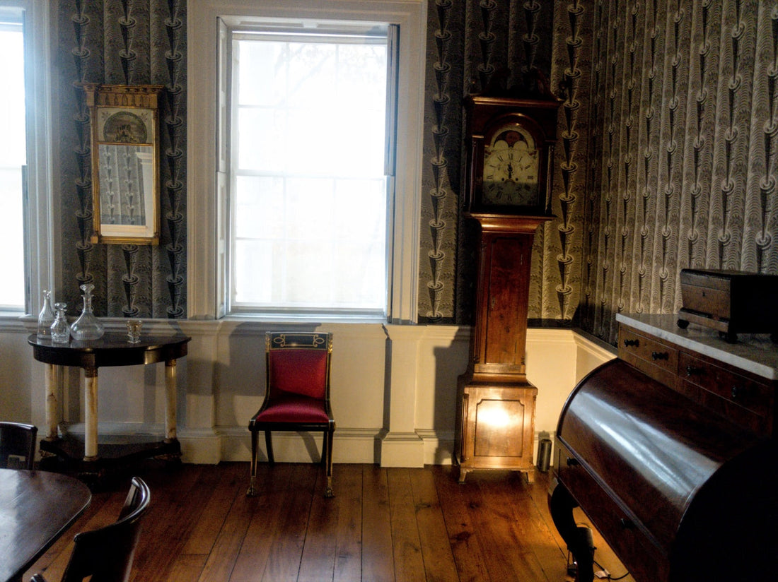 Horloge à carillon dans un salon ancien, parquet et fenêtre