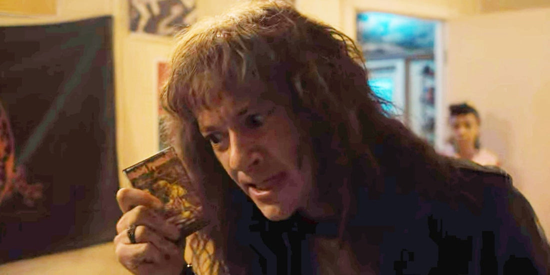 Eddie Munson brandit une cassette Iron Maiden, Piece of Mind, dans sa chambre