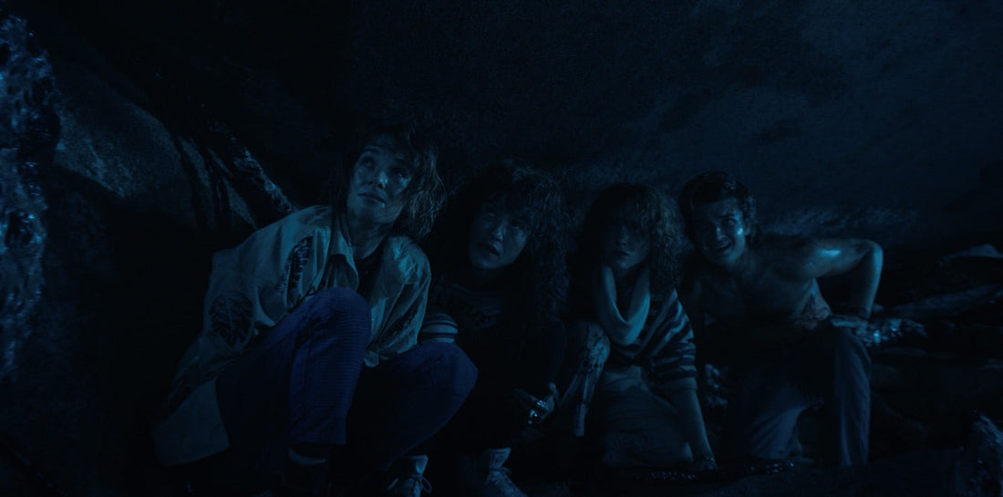 Nancy, Robin, Eddie et Steve, trempés, sous la roche après le plongeon.