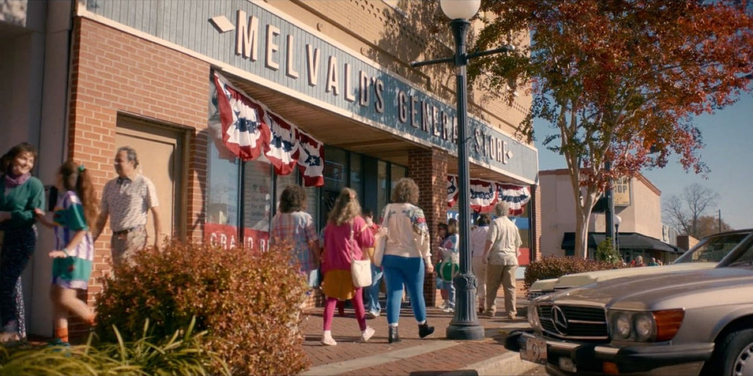 Devanture du magasin général, banderoles et trottoir du centre-ville