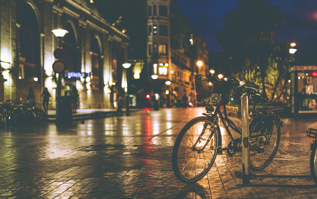 Rue de nuit, lampadaires et vélo, lumière orange sur l'asphalte