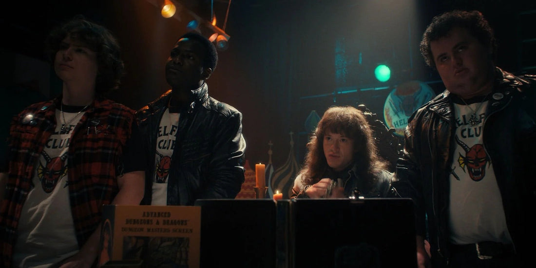 Le Club Hellfire réuni autour de la table de jeu, dans Stranger Things saison 4 épisode 1