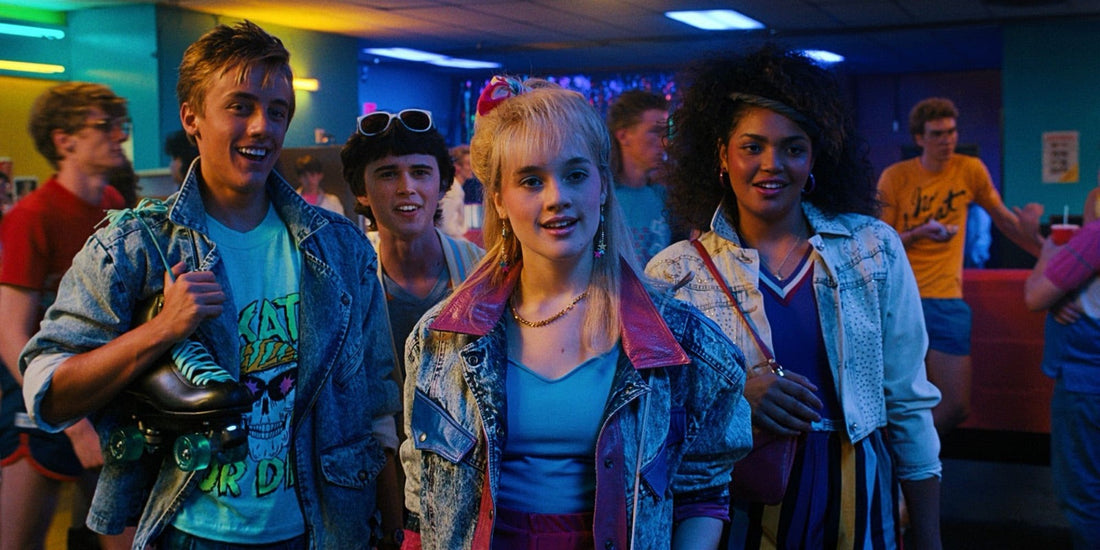 Des adolescents en patins, dans la patinoire de Stranger Things saison 4 épisode 2