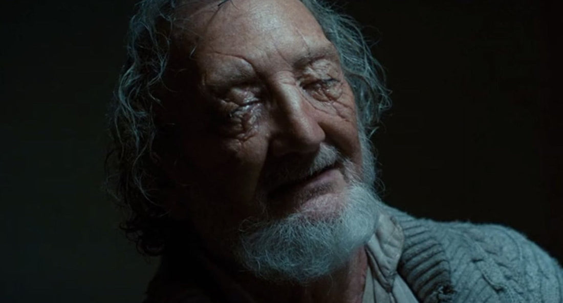 Victor Creel, les yeux blessés, en robe d'hôpital, dans Stranger Things saison 4 épisode 3