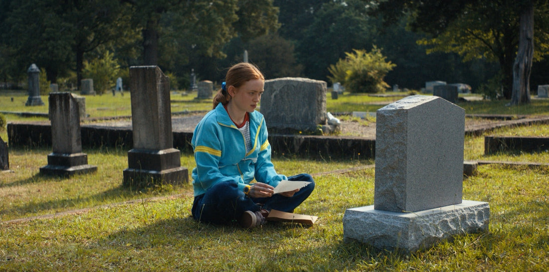 Max assise dans un cimetière, une lettre ouverte sur les genoux, Stranger Things saison 4 épisode 4