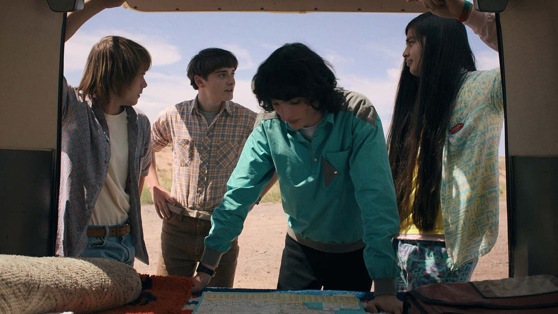 Quatre adolescents penchés sur une carte, à l'arrière d'un van, Stranger Things saison 4 épisode 5