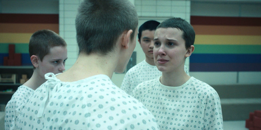 Des enfants en blouse blanche dans la salle arc-en-ciel du laboratoire, Stranger Things saison 4 épisode 7