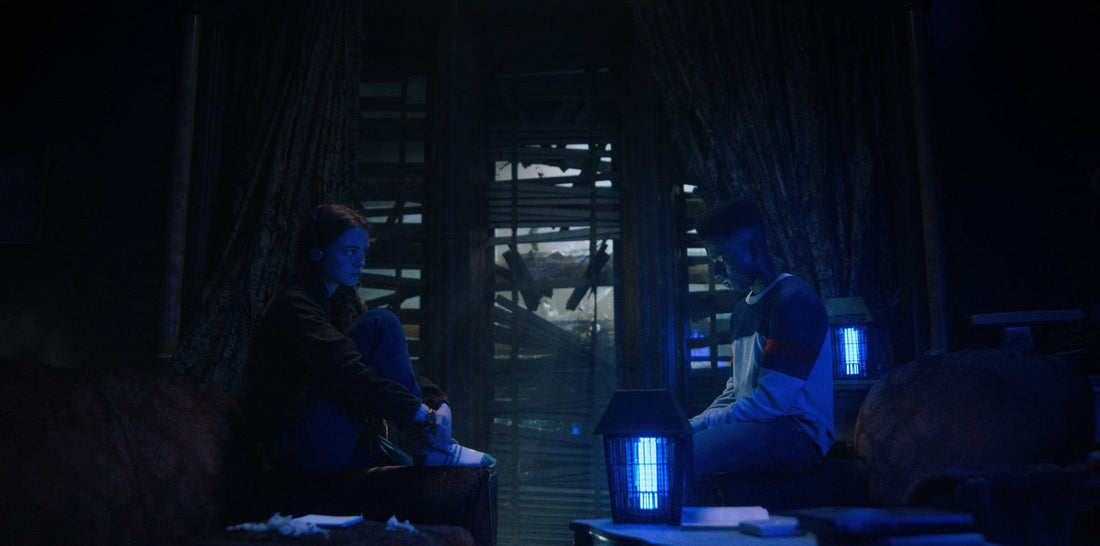Max et Lucas dans le grenier de la maison Creel, sous une lumière bleue, Stranger Things saison 4 épisode 9