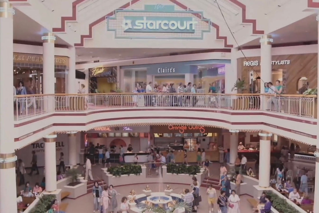 Stranger Things 1985 : hall du Starcourt, fontaine et boutiques