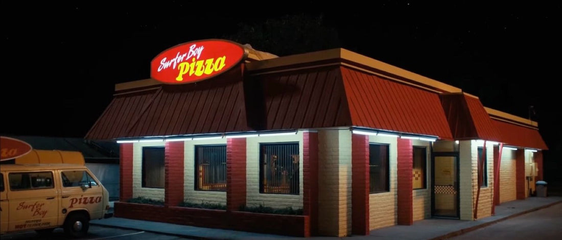 Restaurant de nuit, van jaune garé sous l'enseigne lumineuse