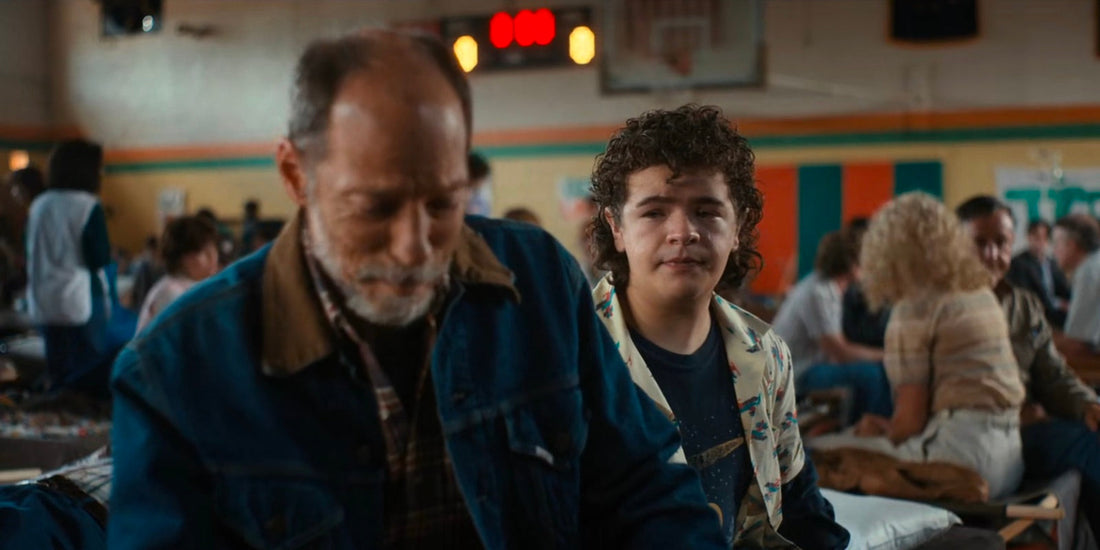 Wayne Munson et Dustin au gymnase du lycée, après la bataille.