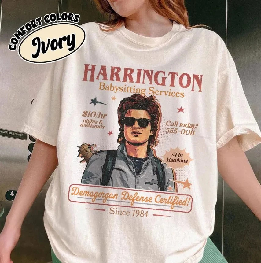 T-shirt femme oversize Stranger Things Harrington Babysitting Services – coloris Ivoire