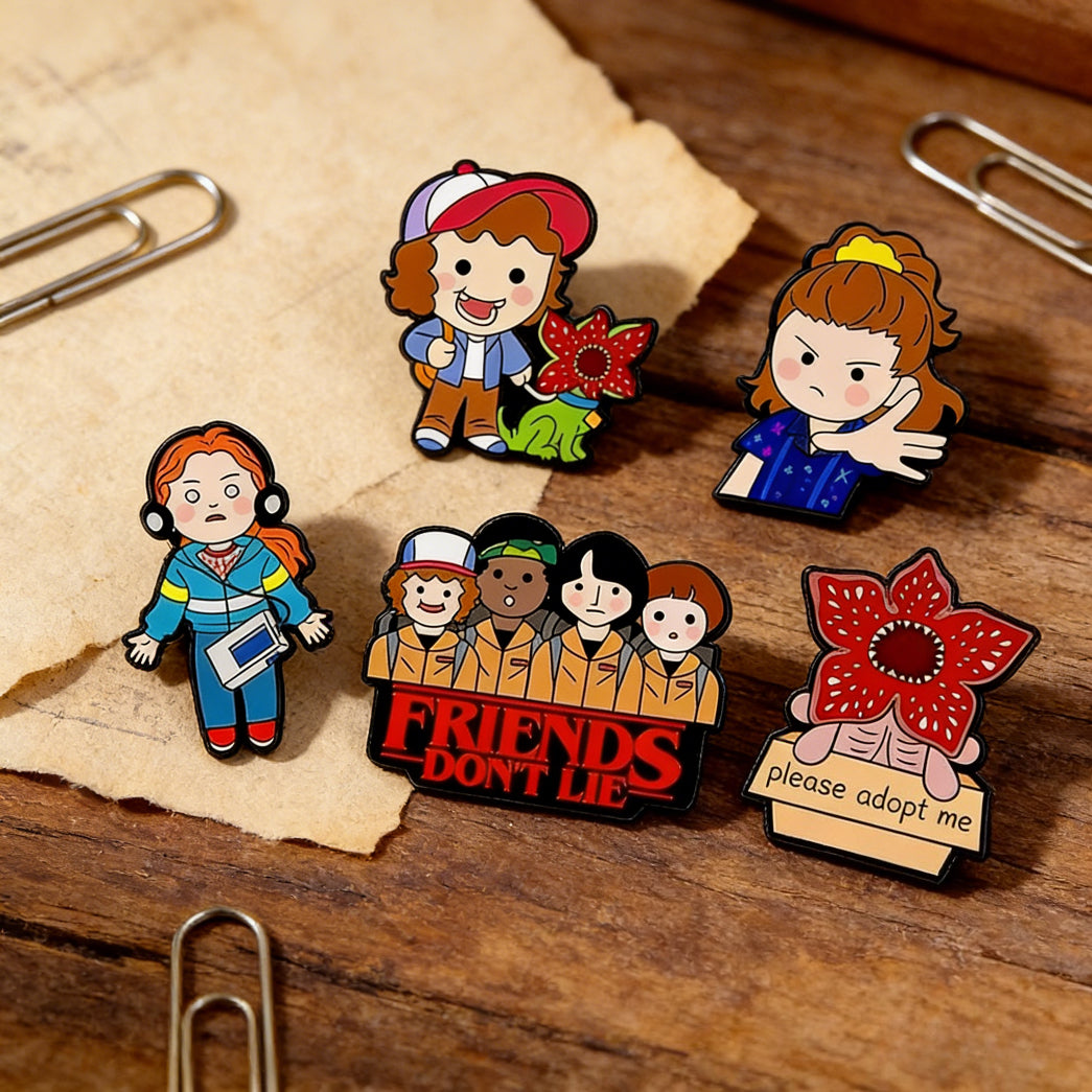 Lot de 5 pin's Stranger Things Friends Don't Lie vu de face