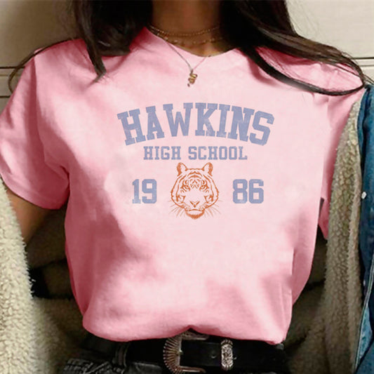 T-shirt femme rose Stranger Things Hawkins High School 1986 vu de face