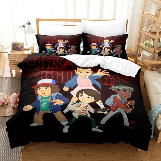 Housse de couette Stranger Things la bande en dessin animé sur un lit, avec ses taies d'oreiller assorties