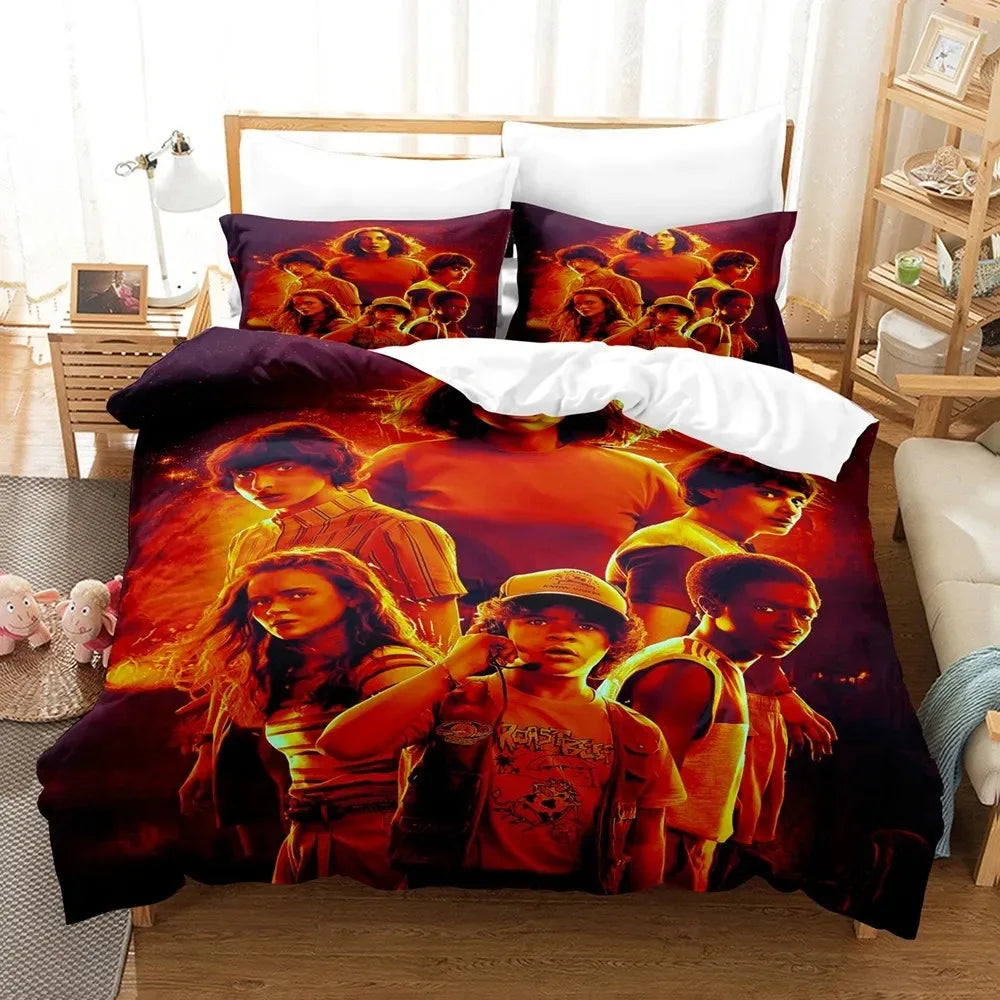 Housse de couette Stranger Things la bande en orange flamboyant sur un lit, avec ses taies d'oreiller assorties