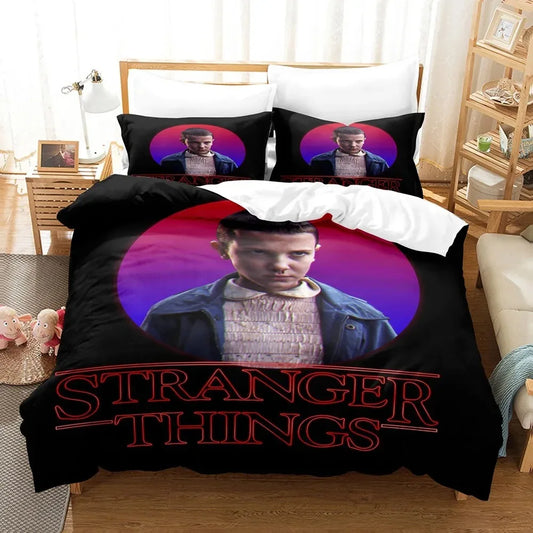 Housse de couette Stranger Things portrait d'Onze néon violet sur un lit, avec ses taies d'oreiller assorties