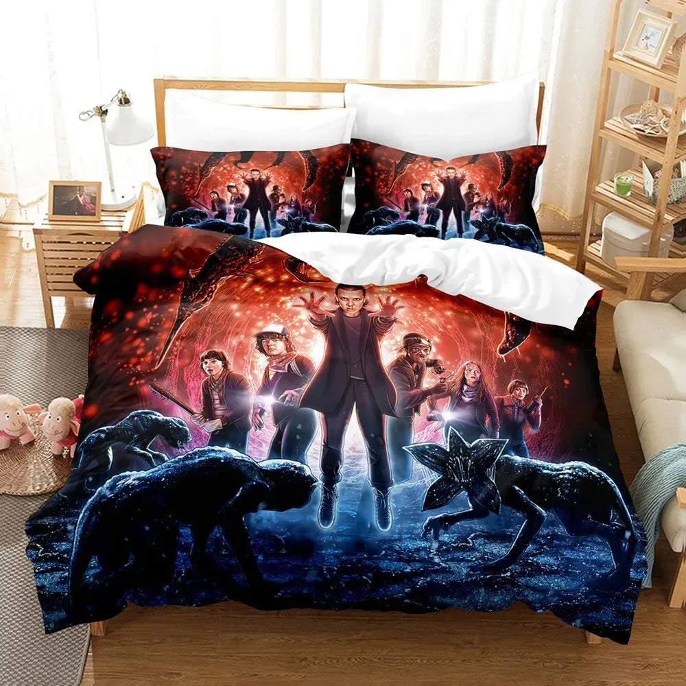 Housse de couette Stranger Things saison 2 Onze et les Démochiens sur un lit, avec ses taies d'oreiller assorties