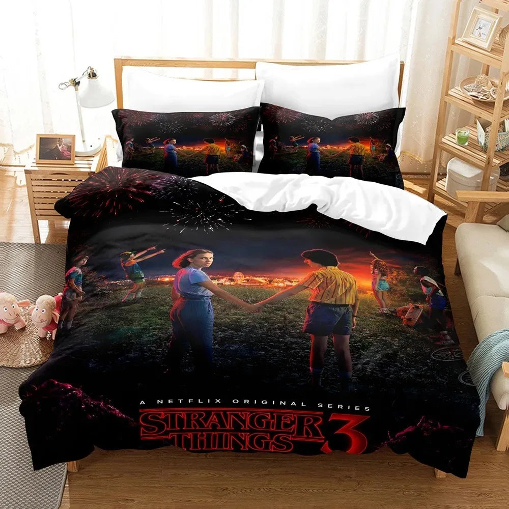 Housse de couette Stranger Things saison 3 coucher de soleil sur un lit, avec ses taies d'oreiller assorties