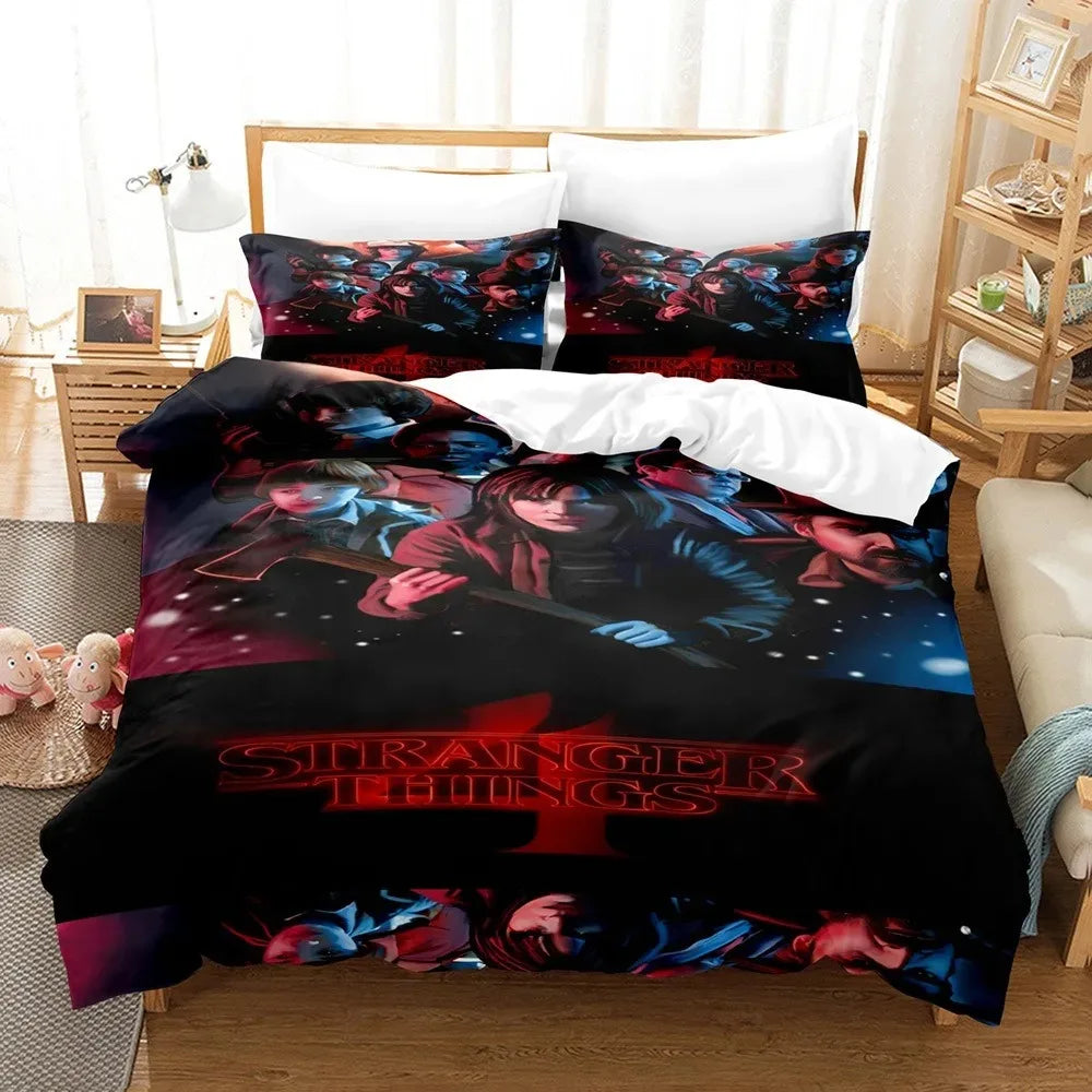 Housse de couette Stranger Things saison 4 affiche nocturne sur un lit, avec ses taies d'oreiller assorties
