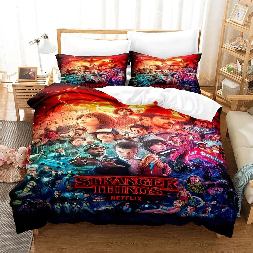 Parure de lit Stranger Things collage de tous les personnages sur un lit, avec ses taies d'oreiller assorties