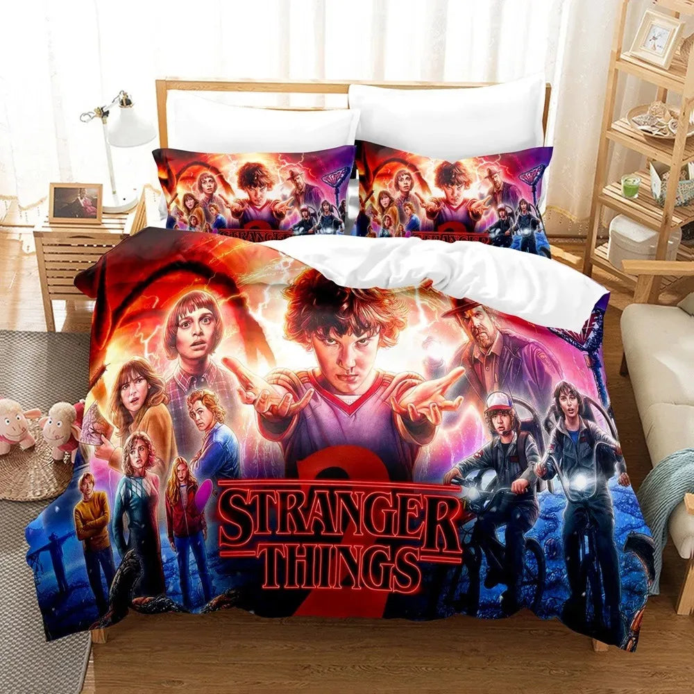 Parure de lit Stranger Things saison 2 affiche illustrée sur un lit, avec ses taies d'oreiller assorties