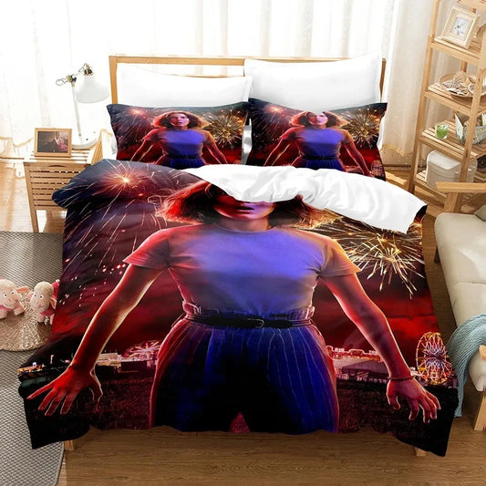 Parure de lit Stranger Things saison 3 feux d'artifice fête foraine sur un lit, avec ses taies d'oreiller assorties