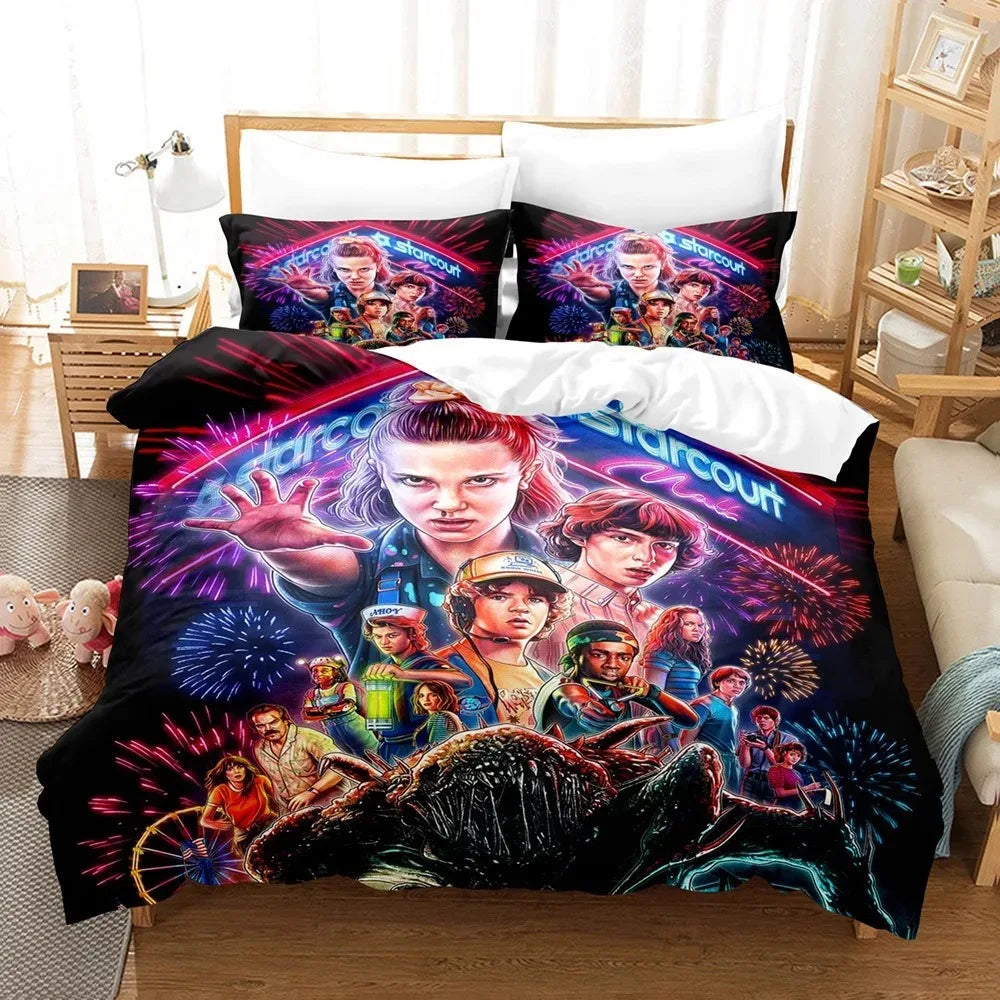 Parure de lit Stranger Things saison 3 Starcourt néon sur un lit, avec ses taies d'oreiller assorties