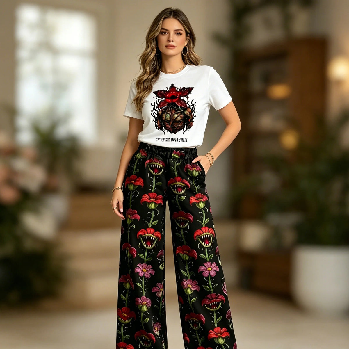 Femme portant le pyjama Stranger Things t-shirt blanc Demogorgon et pantalon large fleuri