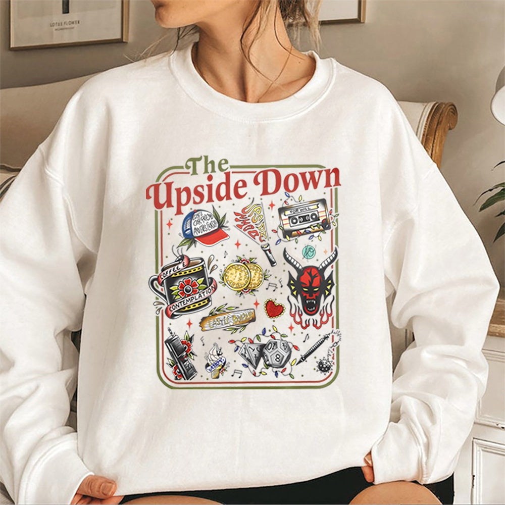 Sweat col rond Stranger Things The Upside Down objets cultes blanc, objets de la série en tatouage rétro sur le devant