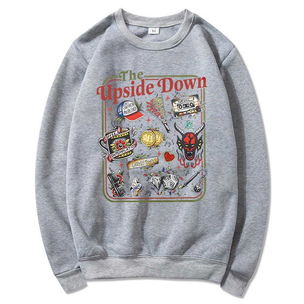 Sweat col rond Stranger Things The Upside Down objets cultes gris chiné, objets de la série en tatouage rétro sur le devant