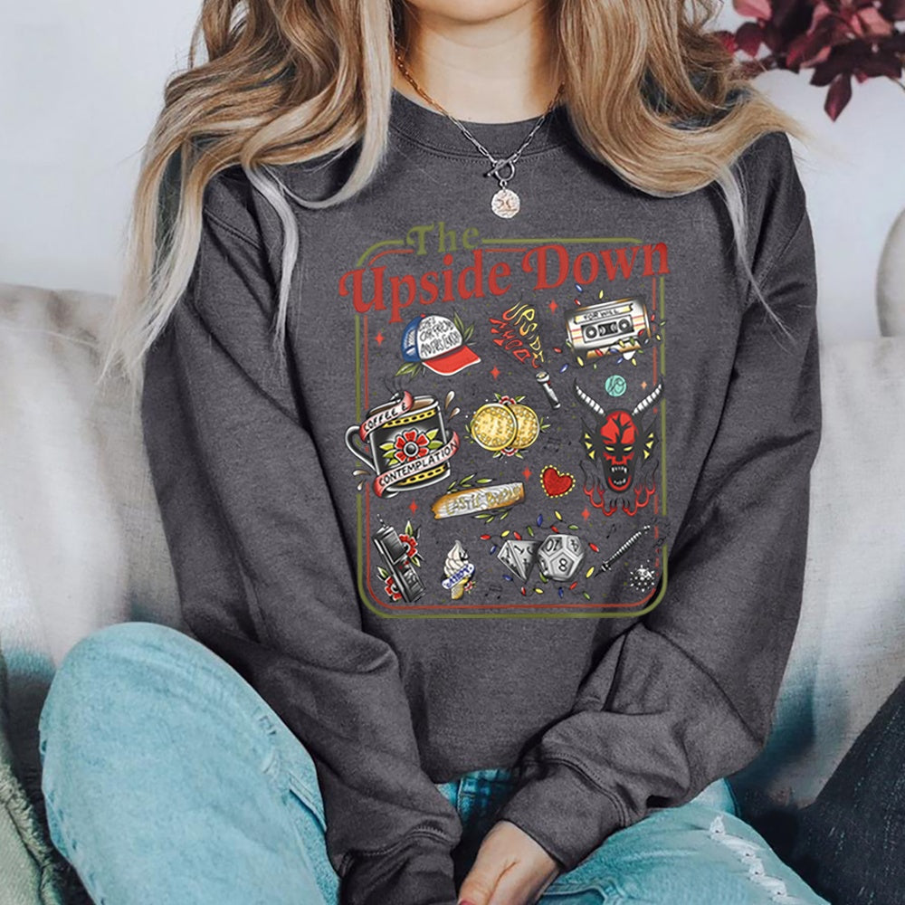 Sweat col rond Stranger Things The Upside Down objets cultes gris anthracite, objets de la série en tatouage rétro sur le devant