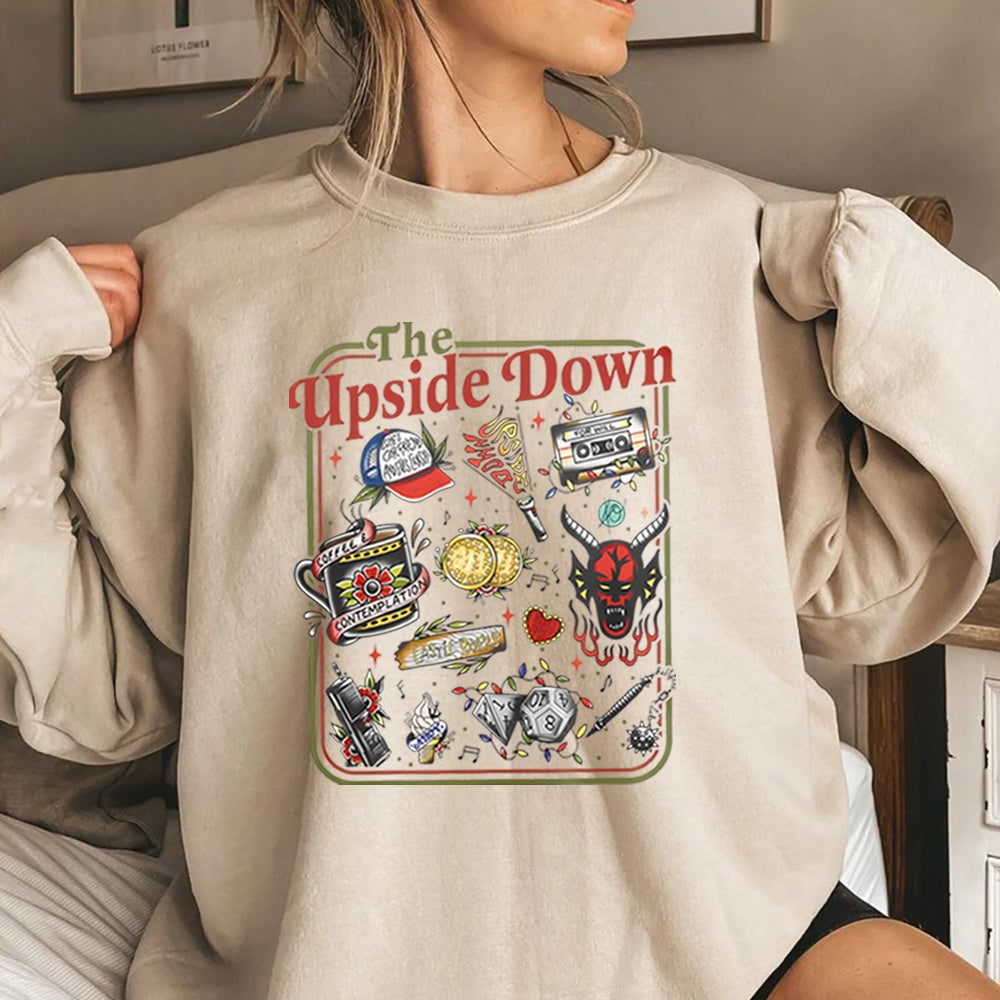 Sweat col rond Stranger Things The Upside Down objets cultes sable, objets de la série en tatouage rétro sur le devant