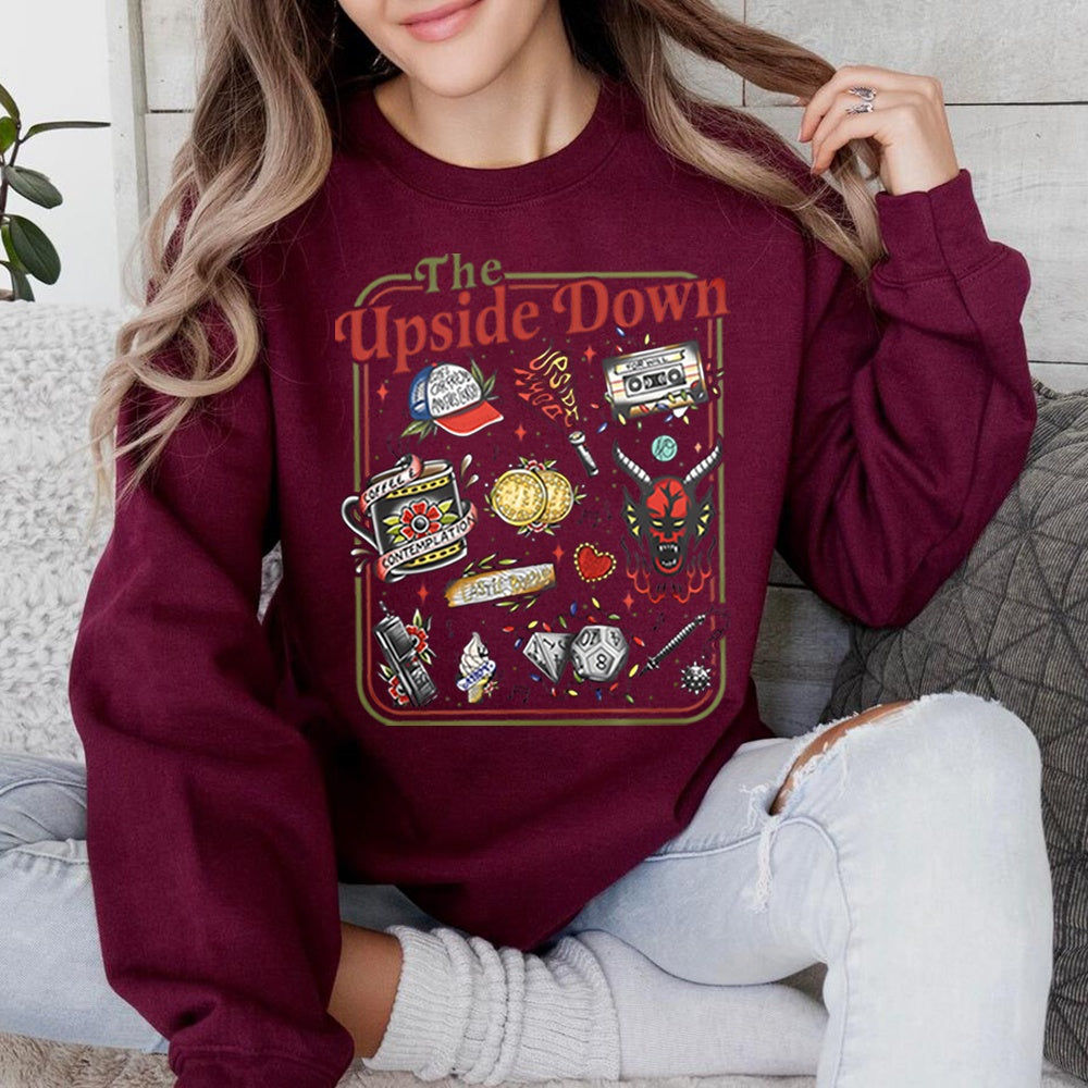 Sweat col rond Stranger Things The Upside Down objets cultes bordeaux, objets de la série en tatouage rétro sur le devant