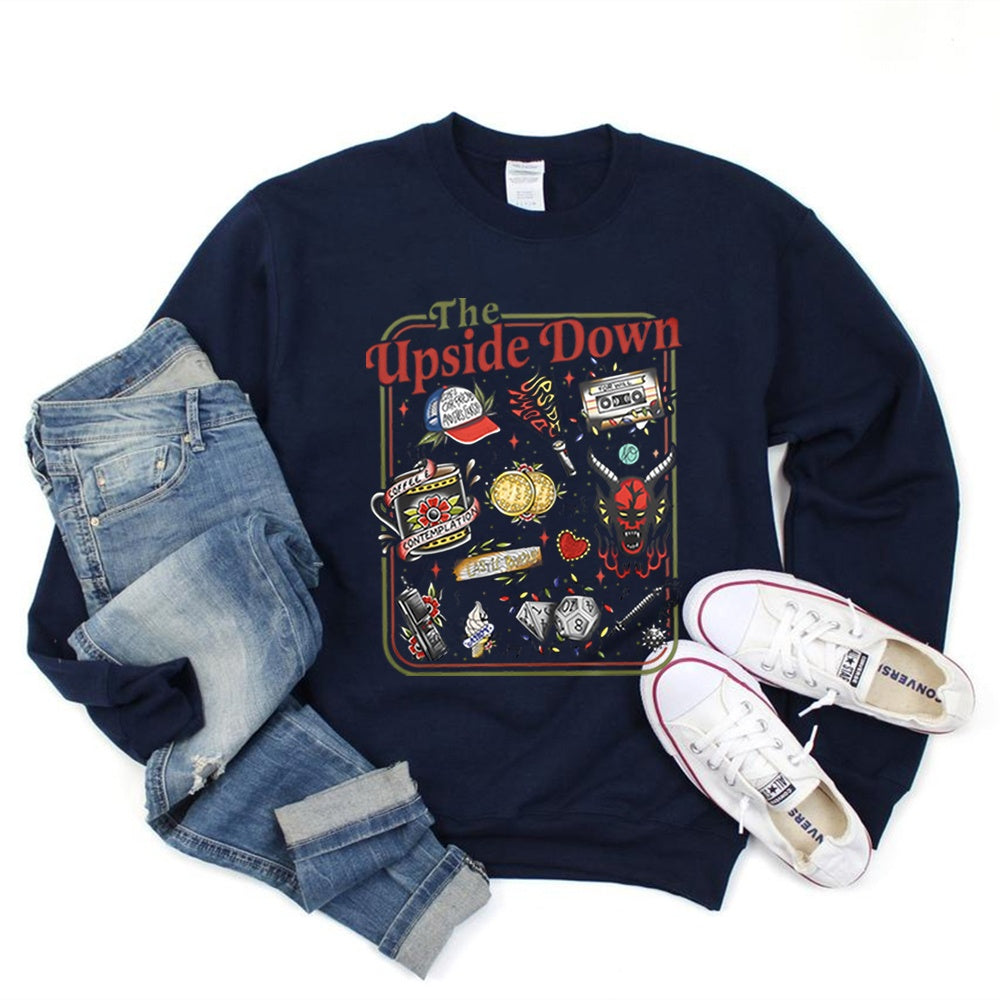Sweat col rond Stranger Things The Upside Down objets cultes bleu marine, objets de la série en tatouage rétro sur le devant