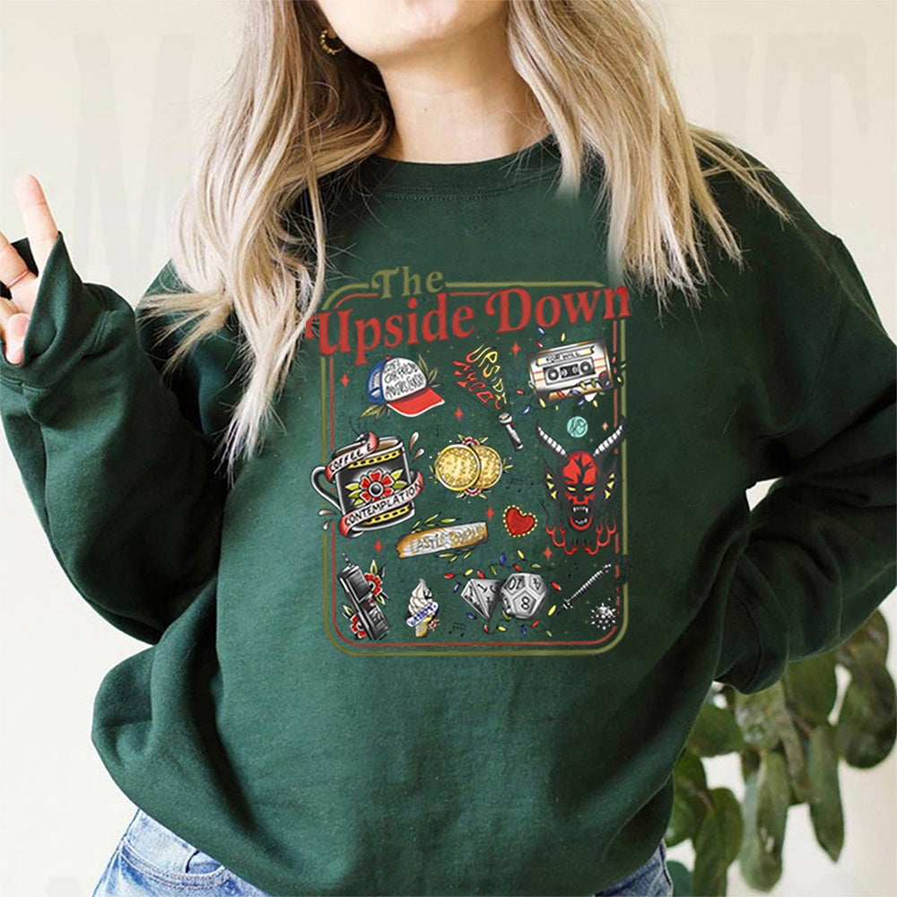 Sweat col rond Stranger Things The Upside Down objets cultes vert foncé, objets de la série en tatouage rétro sur le devant
