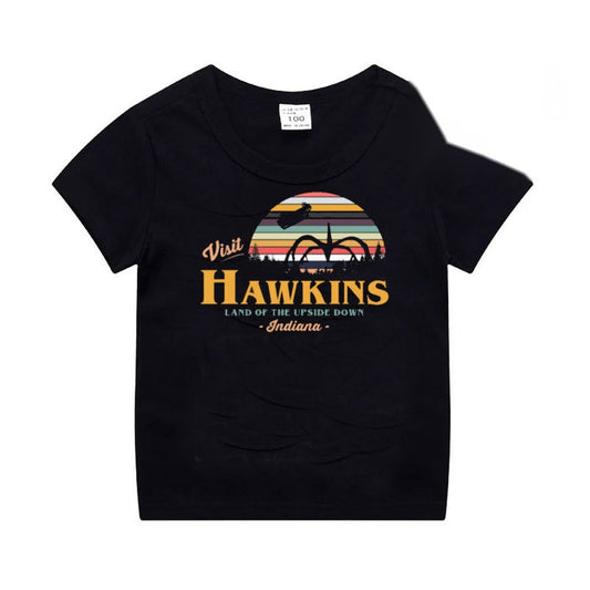 T-shirt enfant noir Stranger Things Hawkins Indiana vu de face